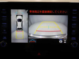 パノラミックビューモニターを装備。駐車場や交差点でクルマを真上から見るように周囲を確認できます。機能の詳細は販売店スタッフまでおたずねください。