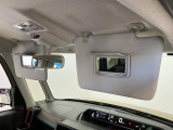 【サンバイザー】車内で身だしなみを整えるためのバニティミラーがセット。お化粧直しや髪型のチェックに活用できます。