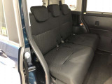 【後部座席】も当然、綺麗・清潔に仕上げております。内装の綺麗なお車は気持ちが良いですし、コンディションのいい車が多いです。これもオススメの1台です。