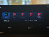 大型ディスプレイからSpotifyなどの音楽再生や各種メディア機能を操作可能。地上デジタルTVチューナーも備え、ドライブ中のエンターテインメントを楽しめます。