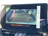 後方の映像にガイドラインが表示され、駐車時に車両後方の状況を画面で確認できます。周囲への注意を促す表示もあり、車庫入れや切り返しの際に目安として活用いただけます。