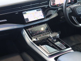 Audiのインテリアは厳選素材を緻密に作りこんだ美しい個々のパーツを、衝撃にも耐えうるよう丁寧に組み上げて、構成されています。見た目に美しく、そして機能的でもあること。これこそがAudiのインテリアの伝統です