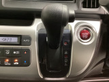CVT車のセレクトレバーです。低速から高速まで、変速ショックのないスムーズな走りを実現するとともに、エンジン効率のよい領域を維持することで燃費にも貢献します。