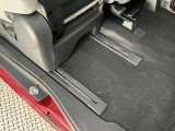 助手席は大きく前へスライド可能で、ミラクルオープンドアからの乗り降りをさらに快適にしてくれます♪