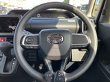 手元のスイッチ類により、運転姿勢を保ちながら各種操作を行いやすい仕様です。メーターも視線の先に収まり、運転中の確認にも配慮されています。
