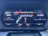 低走行車両入庫!レイアウトはステアリングスイッチで切り替えでき運転に集中しながら必要な情報を瞬時に得ることが可能です。