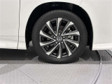 タイヤサイズは(205/55R17)で純正アルミホイールです。