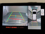 パノラミックビューモニター付きです。車両を上から見たような映像をモニター画面に表示。運転席からの目視では見にくい、車両周辺の状況をリアルタイムでしっかり確認できます。
