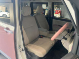 運転席、助手席です。座面も広くゆったりと座れてアームレストも付いているので重宝します。