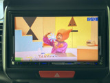 停車中にテレビ番組などの映像を視聴でき、休憩時間も車内でゆったり過ごせます。画面で内容を確認しやすく、待ち時間を快適に過ごす際にも活用できる装備です。