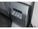 運転席と助手席の間のコンソールボックス後方には後席用USB電源&times;2(TypeA、TypeC)があります、後席のかたもロングドライブ時でもスマホの充電など心配いりません