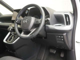 運転席の様子です。見通しの良いすっきりとした内装で、運転しやすい空間となっております!