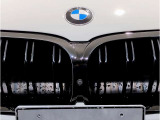 【キドニーグリル】BMWは約90年もの間、ほぼ全ての車両にひと目でBMWだと分かるこの特徴的なフロントグリルが備えられ、デザイン・アイコンとして親しまれてきました。