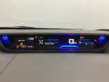 中央にデジタル表示のスピードメーターを配したハイブリット専用メーターになっています。左側のインフォメーション画面で燃費などの情報を確認できます。