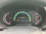 速度やエンジン回転数、燃料残量などの情報を、運転席から見やすく配置。中央の表示部でも必要な情報を確認でき、走行中の状況把握に役立ちます。