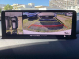 車体の大きいCX-8でも、狭い駐車場やT字路での取り回しが楽になる『360&deg;ビューモニター』を完備。上空から見下ろす全周囲カメラと障害物センサーの連携で、周囲の見通しを高めます。