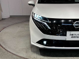 【アダプティブLEDヘッドライトシステム】フロントカメラで前方の状況を検知し、LEDを1個ずつを点けたり消したりすることで、必要なところだけを遠くまで照射。常に視認性の高い状態が維持されます。