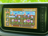 テレビ番組を画面で楽しめる装備です。停車中の待ち時間にも映像を視聴でき、画面には番組の映像が表示されています。ご利用の際は、安全のため必ず停車してからお楽しみください。