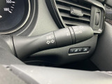 レバーには操作を示す表示があり、運転席から位置や内容を確認しやすい設計です。手元で扱えるため、進路変更や周囲の状況に応じて必要な操作へ移りやすく、日常の運転を支えます。