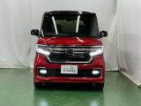 LEDヘッドライトを装備しています。LEDヘッドライトはとても明るく、雨の日や夜間走行も安全・安心です。オートライトコントロール付きで周囲の明るさに応じて自動で点灯・消灯します