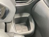 運転席・助手席のドリンクホルダーです