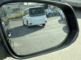 【ブラインドスポットモニター】走行中に車の左右後方の死角にいる車を知らせてくれる安全装備。ドアミラーでは死角に車がいると、ミラーの表示灯が光り注意してくれるので、車線変更や乗り降りが安心です。