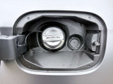 メルセデス・ベンツ(AMG)純正のフューエルキャップ(給油口キャップ)は、マットクローム仕上げにAMGのロゴが入ったスポーティなアイテムでAMGならではの装備品が多数ございます。