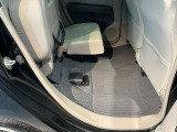 【チップアップシート】広い荷室もいいけれど、後席の足元に生まれるこの空間はとても使いやすいです。自由自在なシートアレンジで、車内がもっと自分らしい空間になります。