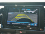 バック駐車が苦手な方や、初めてのお車で不安な方も安心。後方の映像をナビ画面に表示するため、周囲を確認しながらスムーズに駐車できます。