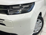 【LEDヘッドライト】悪天候や夜間走行時も良好な視界を確保し安心して運転できる高輝度LEDヘッドライトを装備!点灯速度が早く、消費電力も抑えられています。