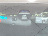 【ホンダセンシング】走行中に前方の車両等を認識し、衝突しそうな時は警報とブレーキで衝突回避と被害軽減をアシスト。より安全にドライブをお楽しみいただけます。