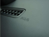 ◆助手席エアバッグ◆SRSエアバッグは、シートベルトだけでは防ぎきれない衝突時の衝撃から乗員を守るための安全装置。衝突時に瞬時に膨らみ、頭部や胸部がダッシュボードに直接衝突するのを防ぎます。