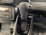 CVT車のセレクトレバーです。低速から高速まで、変速ショックのないスムーズな走りを実現するとともに、エンジン効率のよい領域を維持することで燃費にも貢献します。