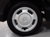 ホイールは車のデザインにマッチした専用タイプです。