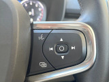 【ステアリングスイッチ】運転中、前方から目線をそらさずにオーディオ等の操作ができるよう、適切に配置されたスイッチ類。安心&快適なドライブを演出してくれる便利な機能です。