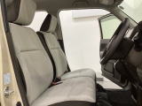 座面も厚みがあり背もたれも高く、広い足元にゆったり座れるシートです。運転席と助手席の間が空いている為、助手席側への移動がスムーズです。交通量の多い道でも助手席側から乗り降りができます。