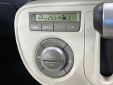 【オートエアコン】一度お好みの温度に設定すれば、車内の温度を検知し風量や温度を自動で調整。暑い&hellip;寒い&hellip;と何度もスイッチ操作をする必要はありません。快適な車内空間には必須の機能ですね♪