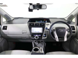 運転に必要なスイッチ類をシルバーで視覚的に際立たせ、ドライバー側に集約。直観的に操作できる使いやすいレイアウトになっています。