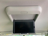 【フリップダウンモニター】大画面モニターで後席でもエンタメをお楽しみいただけます。小さなお子様にも大人気の装備です♪