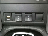 シートにヒーター機能が付いています。お手元のスイッチでシートが温かくなります。冬などにはとても快適な装備のひとつです。充電用USB端子も付いています。スマートフォンなどの充電に便利です。