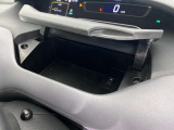 【グローブボックス】収納スペースも充実しております。