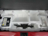 パンク修理剤とエアーポンプのセットです。スペアタイヤは装備していませんが空いたスペースを小物入れとして使用できます