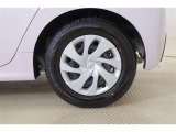 純正14インチスチールホイルでフルキャップです。タイヤサイズは175/70R14になります♪
