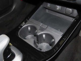 センターコンソールにカップホルダーを装備しております。