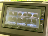 CDやラジオ、iPod、SD、USBなどの選択項目が画面上に並び、使いたい音源を見つけやすい構成です。表示が整理されており、日常の操作時にも確認しやすいです。