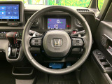 インテリアに合わせたデザインのステアリングは、運転される方のことも考え、運転しやすい形状、大きさです。是非一度、実際に触ってお確かめください。
