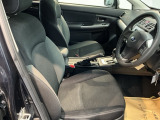 包み込むような背もたれがドライバーの身体全体をしっかり支えます。長時間の運転も快適な座り心地です。