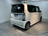 限られたスペースでも、スライドドアなら開閉がスムーズ!隣の車や壁にぶつかる心配がありません。