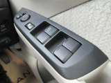 運転席ドアには各ウインドウの集中操作が可能となっています。