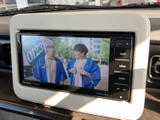 画面でテレビ番組を視聴できる装備です。停車中の休憩時間などに映像を楽しめるため、車内で過ごすひとときの選択肢が広がります。ご利用は停車時にお楽しみください。
